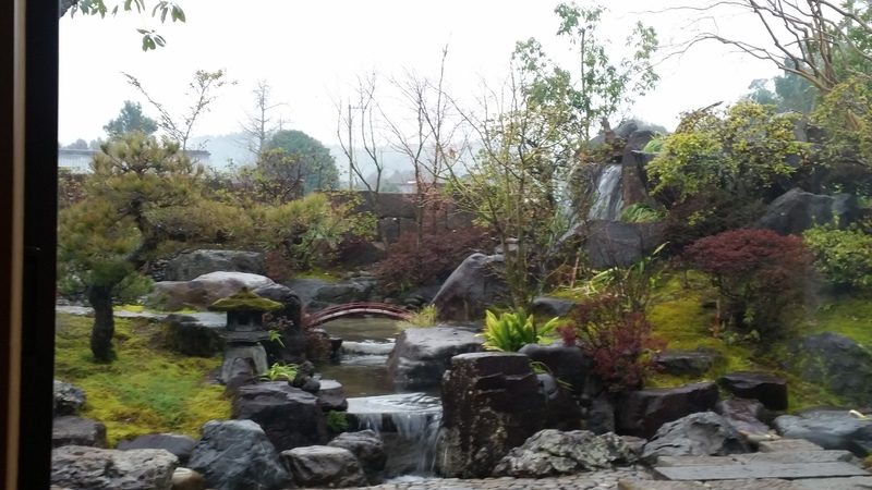 石と水を組み合わせた滝のある庭