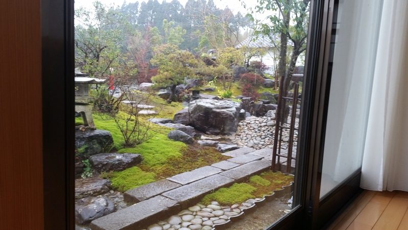 室内から眺める苔と石の日本庭園