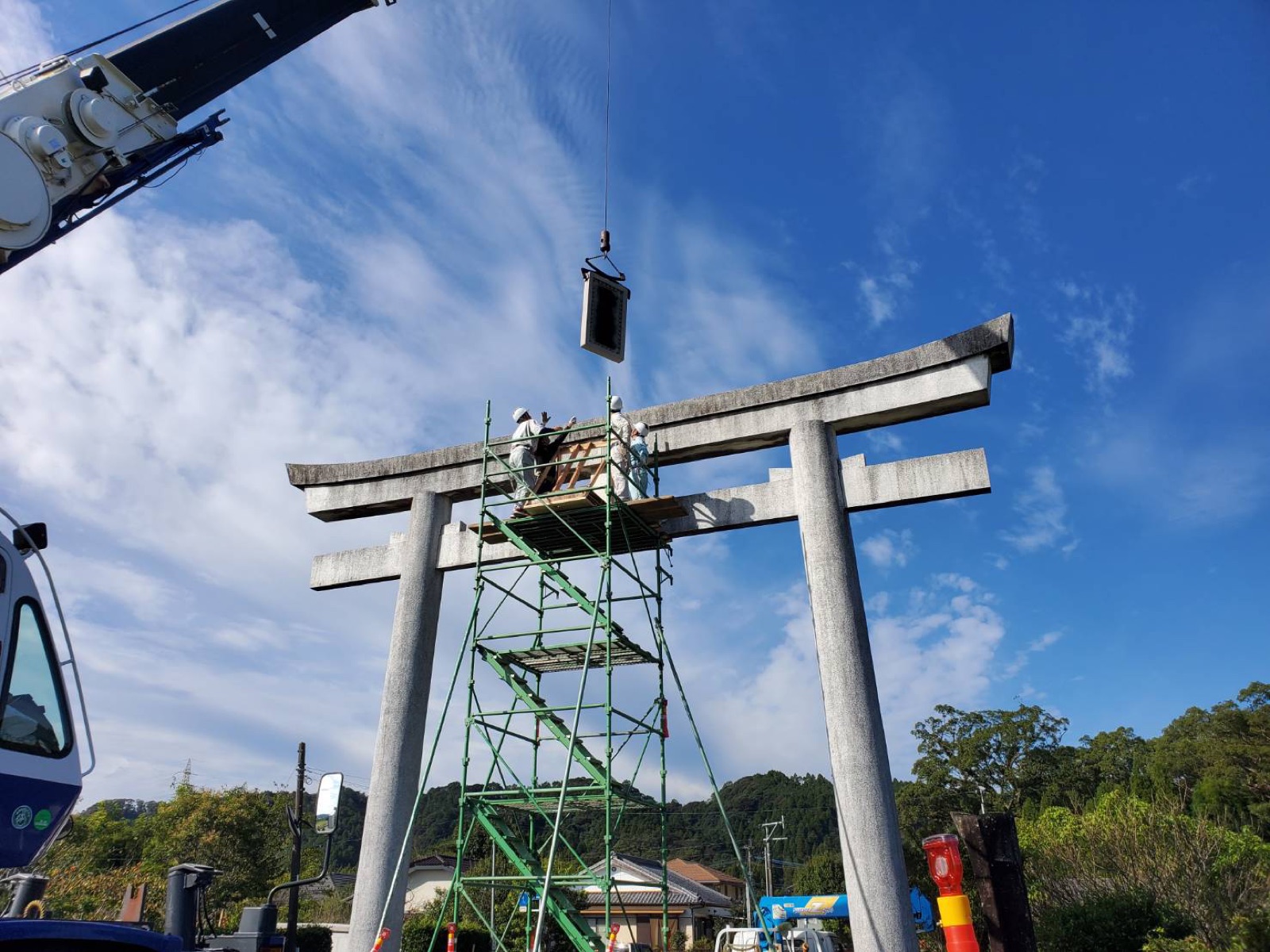クレーンを使った鳥居の石工事