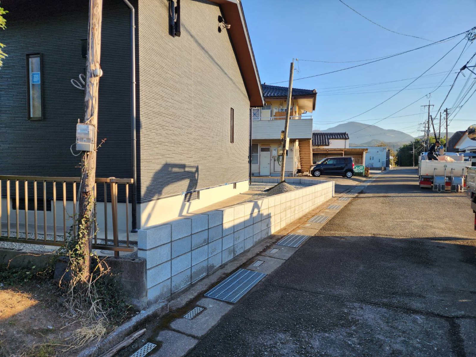 ブロック塀と砂利