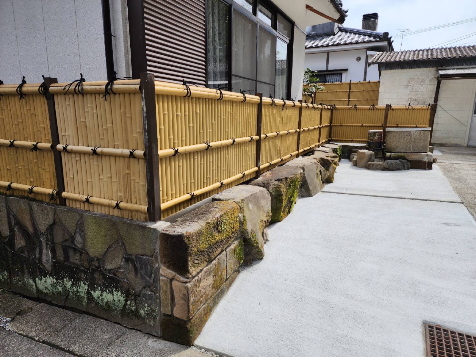 垣根と舗装