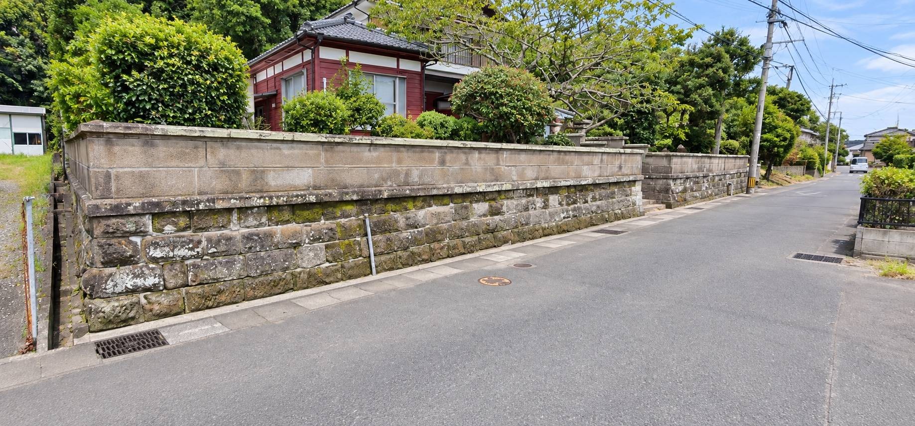 道路沿いの切石石垣
