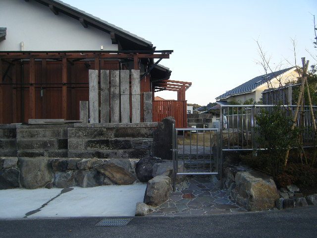 和風石積・洋風石積の施工例「くずれ積みと、切石積みと、枕木のコラボ」