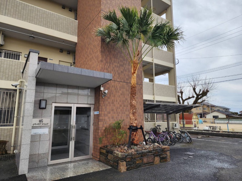 公共施設等の施工例「マンション入口の植栽」