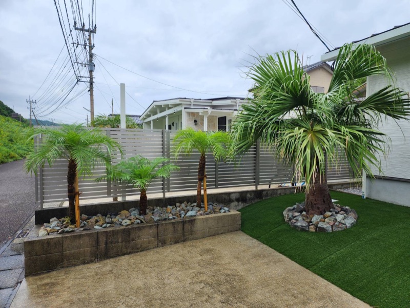 洋風庭園工事の施工例「ヤシと人工芝の庭」