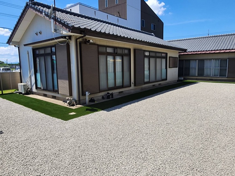 ガーデンリフォームの施工例「砂利と人工芝で整えた庭」